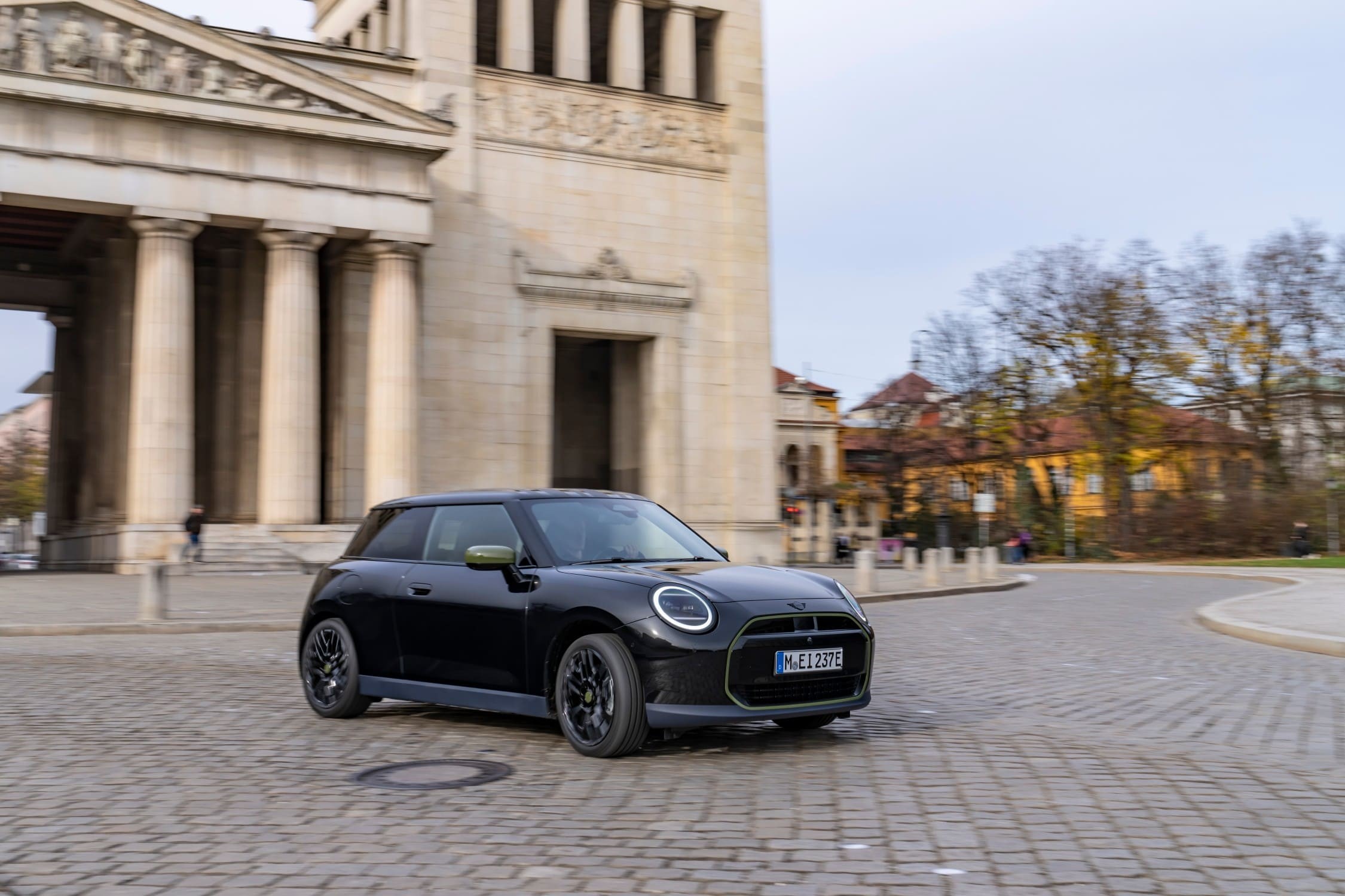 MINI Cooper SE Paul Smith Edition em Midnight Black a circular na estrada.